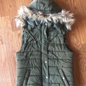 Juniors Cozy Hooded Puffer Vest - Large